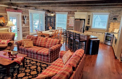Dysart et al Cottage | The Cozy Canadian Lake House