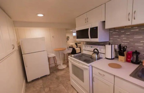 People's Freeway Apartment | The Cozy Casa - Perfect for Long Term Stays.