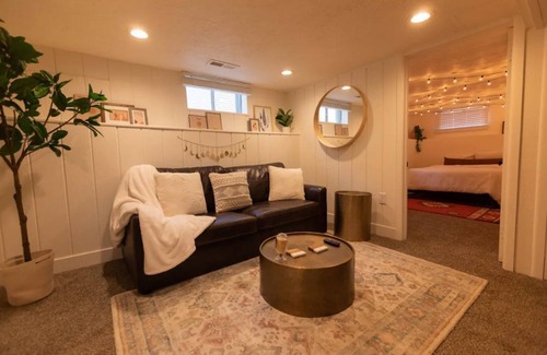 People's Freeway Apartment | The Cozy Casa - Perfect for Long Term Stays.