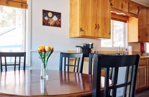 Running Springs Cabin | The Cozy Casita mountain cabin in Running Springs/EV Charger/Pet Friendly