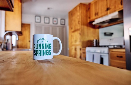 Running Springs Cabin | The Cozy Casita mountain cabin in Running Springs/EV Charger/Pet Friendly