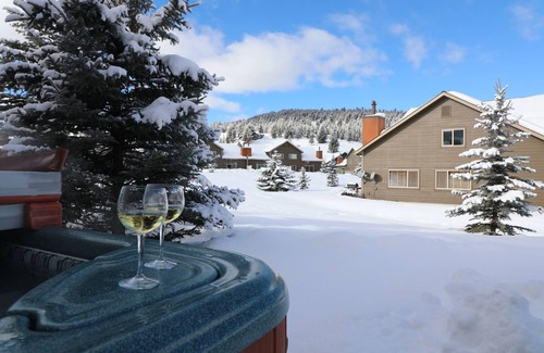 Big Sky Ski Chalet | The Cozy Chalet in Gallatin Range -Warm and Inviting Mountain Chalet