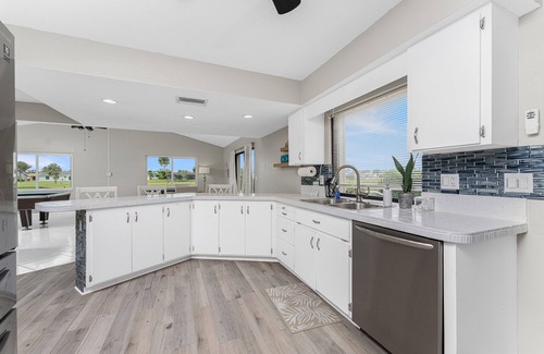 Oakland Hills House | The Cozy Coconut~2Bd~2Ba~PRIVATE POOL~GOLF COURSE VIEW~NEARBY BEACHES