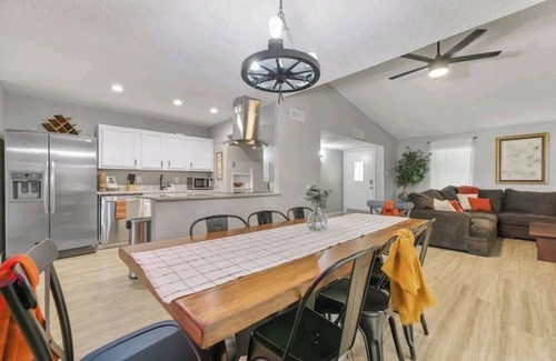 The Colony House | THE COZY COLONY GETAWAY-4BD/2BA 2 KING SUITES