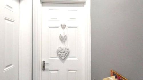 Slough Apartment | The cozy condo sleeps 6 parking