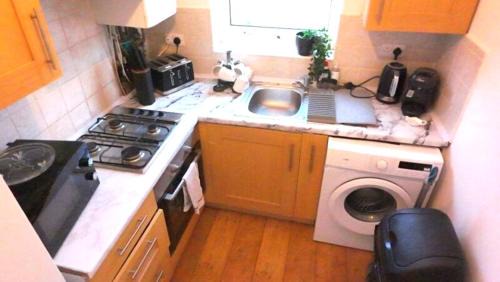 Slough Apartment | The cozy condo sleeps 6 parking