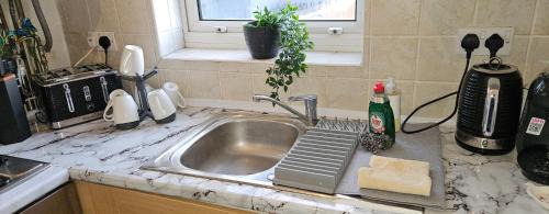 Slough Apartment | The cozy condo sleeps 6 parking