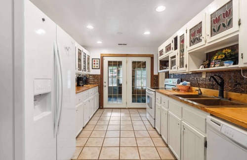 Kirbyville House | The Cozy Cottage Getaway | Private Pool & Hot Tub