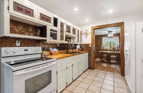 Kirbyville House | The Cozy Cottage Getaway | Private Pool & Hot Tub