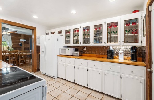 Kirbyville House | The Cozy Cottage Getaway | Private Pool & Hot Tub