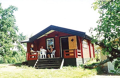 Alingsas House | The cozy cottage is located by the lake Mjörn, where you can swim and fish well.