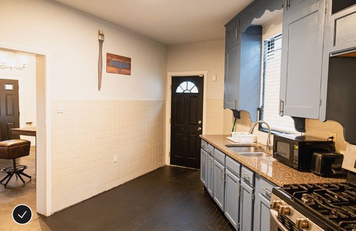 Detroit Condo | The Cozy Cottage!