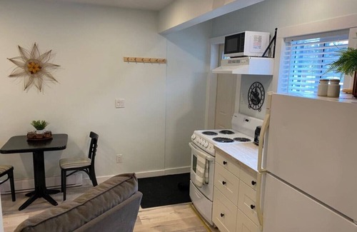 The Gulch Apartment | The Cozy Cove - cozy and bright bachelor suite
