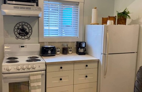 The Gulch Apartment | The Cozy Cove - cozy and bright bachelor suite