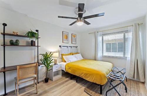 Oak Lawn Apartment | The Cozy Cove l Luxurious 2BD Condo l Amazing Location l Parking l