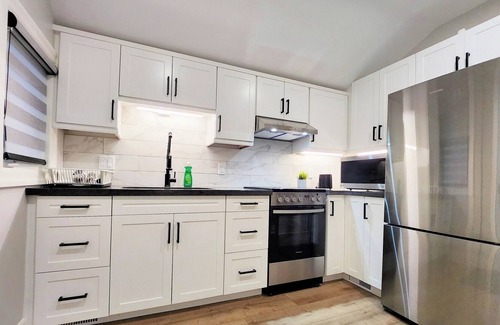 Downtown Apartment | The Cozy Cove Modern King-Bedroom Full Apartment