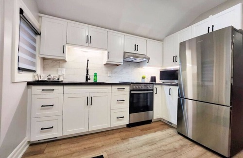 Downtown Apartment | The Cozy Cove Modern King-Bedroom Full Apartment