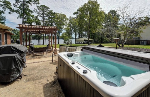 Prosperity House | The Cozy Cove w/Hot Tub