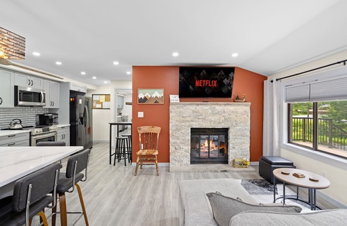 Pocono Lake House | The Cozy Cubhouse! Perfect Couples Getaway!