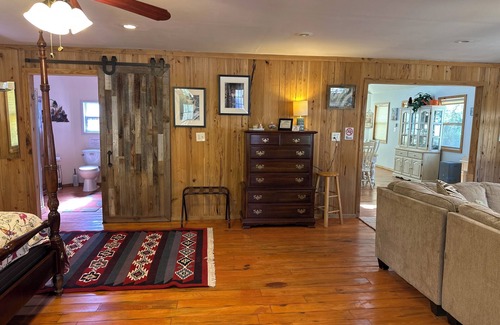 Homosassa Cabin | The Cozy Cute Rustic Lodge close to everything. Clean & Spacious- Fire Pit.