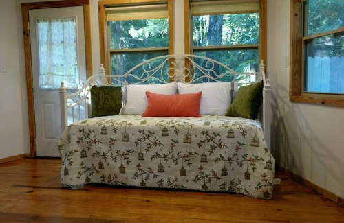 Homosassa Cabin | The Cozy Cute Rustic Lodge close to everything. Clean & Spacious- Fire Pit.