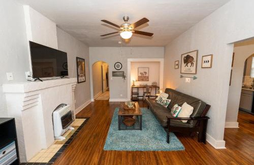 Chickasha House | The Cozy, Fiber Internet, Roku TVs, Washer & Dryer, Near DT Chickasha & Leg Lamp!
