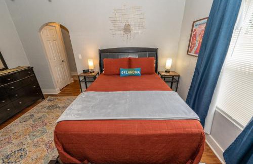 Chickasha House | The Cozy, Fiber Internet, Roku TVs, Washer & Dryer, Near DT Chickasha & Leg Lamp!
