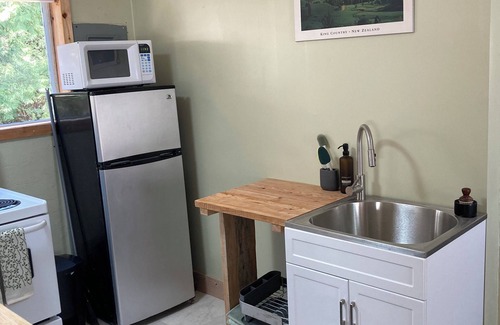 Whaletown Cabin | The Cozy Green Cottage - fully stocked cabin in Whaletown close to the ferry