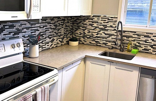 Durham Region House | The Cozy Home. Lovely 3 bedroom house near Restaurants, Park, Supermarket & 401"