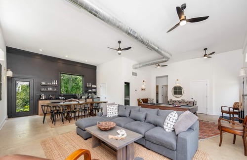 Three Oaks House | The Cozy Oak, 7 beds 4.5 baths and Heated inground Pool
