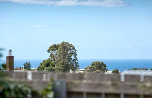 Shorewell Park House | The Cozy Penguin with Sea Views