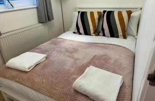 Atlantic Wharf Apartment | The Cozy Stay, Sleeps 6 , 2 Large Parking Spaces, Private Garden Walking Distance to Cardiff Bay and City Centre Pets Welcome