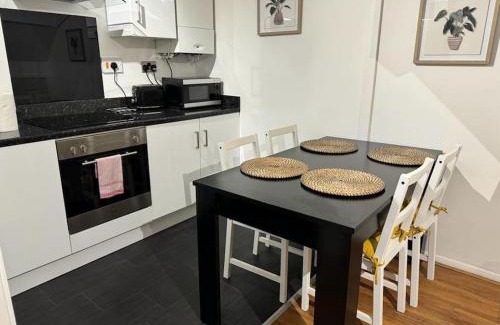 Atlantic Wharf Apartment | The Cozy Stay, Sleeps 6 , 2 Large Parking Spaces, Private Garden Walking Distance to Cardiff Bay and City Centre Pets Welcome