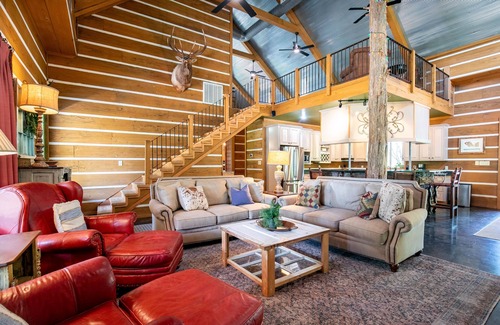 Batesville House | The CPL, 2BR Oxford Retreat by Velvet Ditch Villas