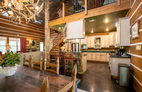 Batesville House | The CPL, 2BR Oxford Retreat by Velvet Ditch Villas