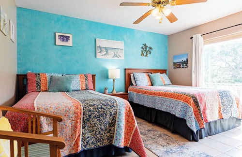 Sailhouse Apartment | The Crab Resort with a pier, tennis court and pool. Pet friendly!