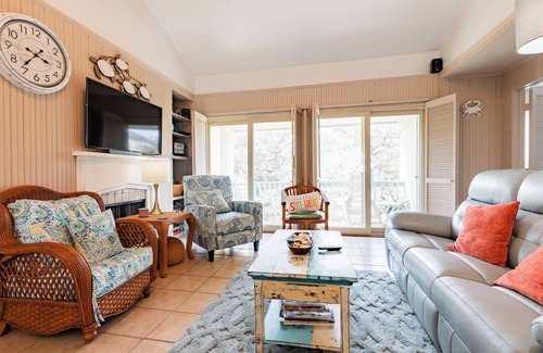 Sailhouse Apartment | The Crab Resort with a pier, tennis court and pool. Pet friendly!