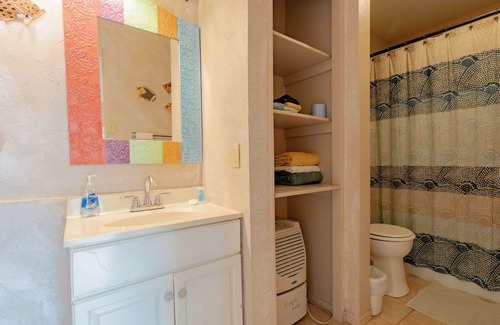 Sailhouse Apartment | The Crab Resort with a pier, tennis court and pool. Pet friendly!