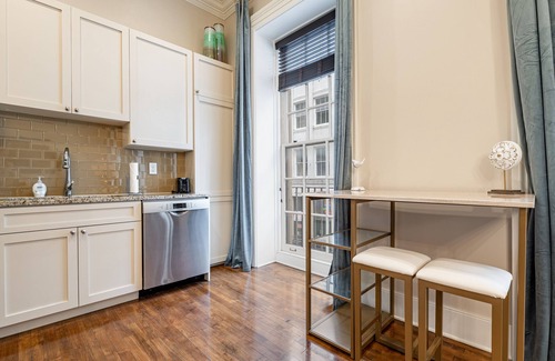 French Quarter Apartment | The Creole, 2B/2B Historic FQ Apt. - 60 Day Min. Rental
