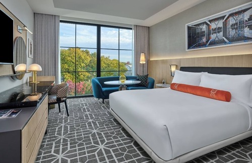 Fort Worth Cultural District Hotel | The Crescent Hotel | Premier King Room | Near Amon Carter Museum