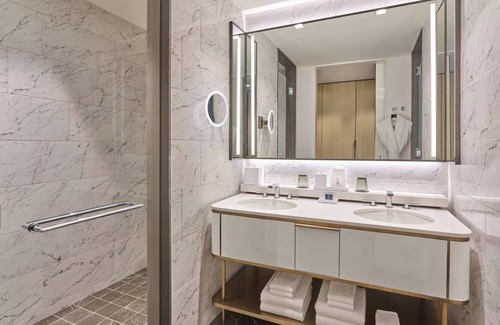 Fort Worth Cultural District Hotel | The Crescent Hotel | Premier King Room | Near Amon Carter Museum