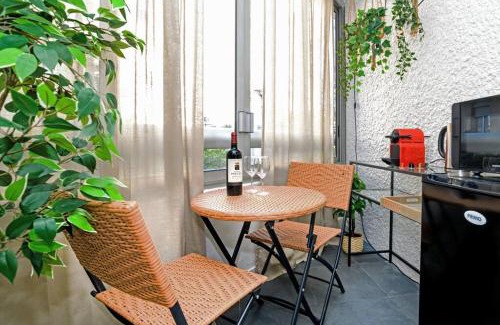 Front de Lac Apartment | The Creteil Shelter - Duke Housing