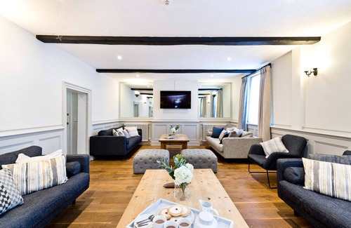 Longnor House | The Crewe & Harpur pub, a unique exclusive self catering venue, sleeps up to 34.
