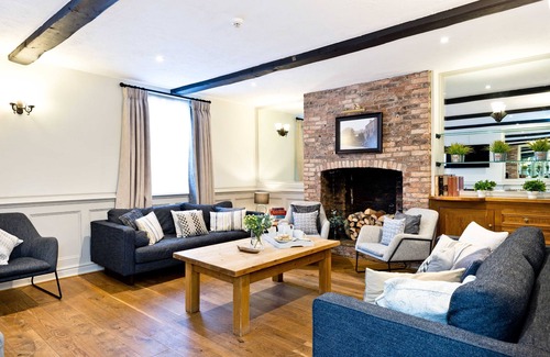 Longnor House | The Crewe & Harpur pub, a unique exclusive self catering venue, sleeps up to 34.