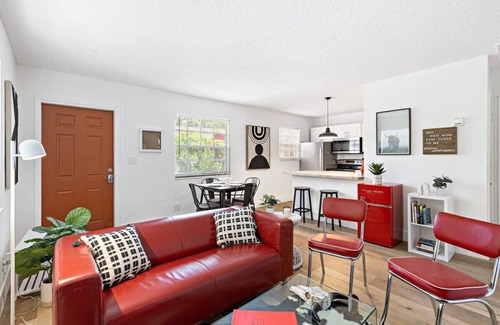 Sailboat Bend Condo | The Crimson Condo, 2 bed 1 bath Near Riverwalk
