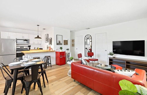 Sailboat Bend Condo | The Crimson Condo, 2 bed 1 bath Near Riverwalk