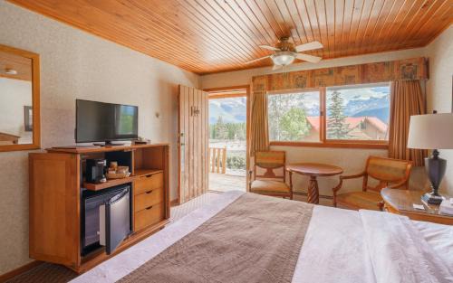 Saskatchewan River Crossing Hotel | The Crossing