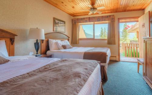 Saskatchewan River Crossing Hotel | The Crossing