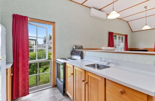 Rangatira Park Cottage | The Croft Cottage near Huka Falls with Aircon