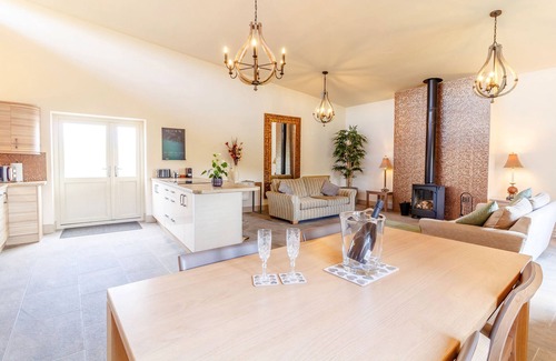 Malvern Cottage | THE CROFT, pet friendly, with hot tub in Leigh Sinton